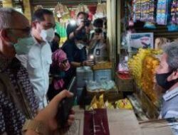 Tinjau Pasar Kramat Jati, Mendag Pastikan Implementasi Kebijakan HET Minyak Goreng